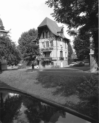 Vue de trois quarts prise du parc.