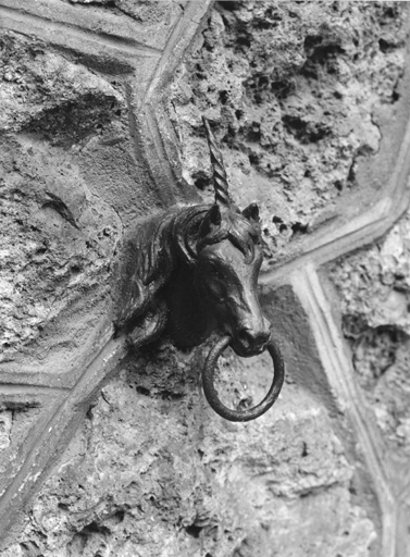 Anneau en façade de l'écurie.