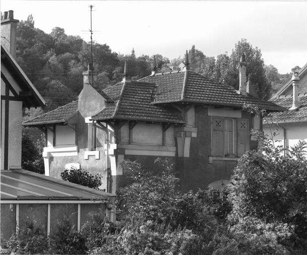 Maison à corps différenciés mis en évidence par les toitures.