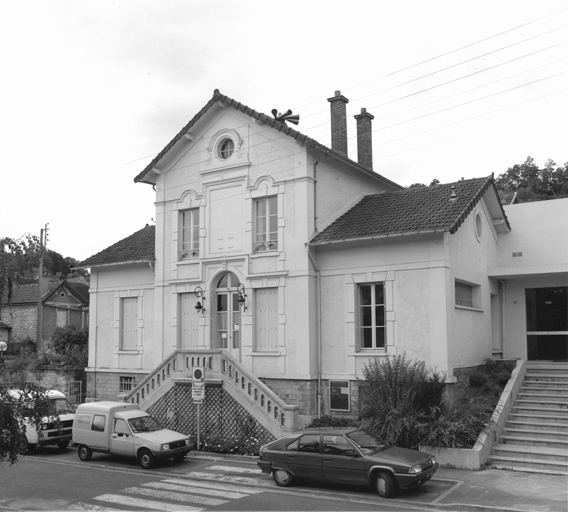 Vue du bâtiment sur rue (vers 1886) à usage de mairie et de logement.