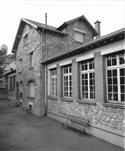 Classes et logements construits à l'arrière de 1931 à 1934.