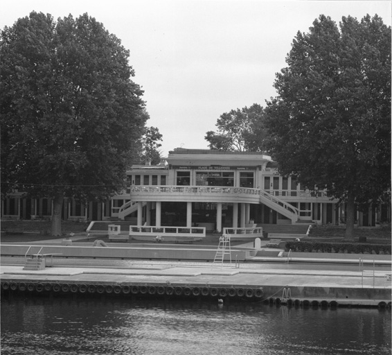 Vue de la façade antérieure du bâtiment central.