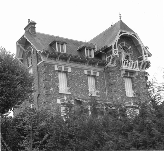 Vue de la façade antérieure et de la charpente décorative à aisseliers et ferme débordante.