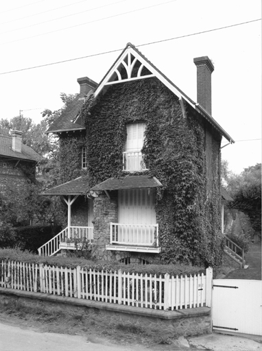 Vue de la façade antérieure.