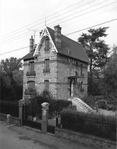 Vue de la maison, de la grille d'entrée percée d'un portail et d'une porte piétonne.