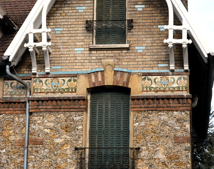 Détail du décor de faïence émaillée.