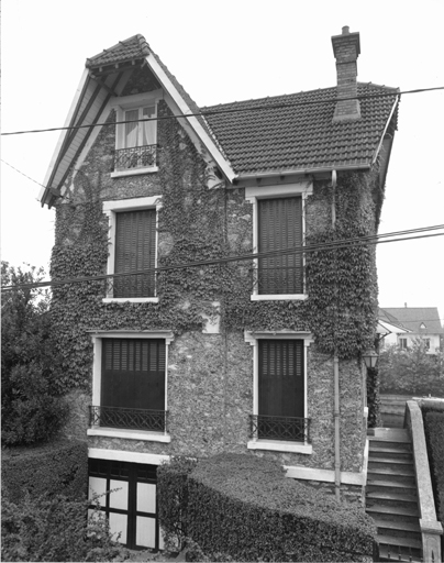 Vue de la façade antérieure et du garage situé en étage de soubassement.