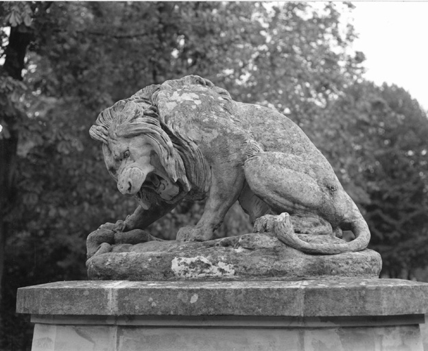 Vue du groupe en pierre artificielle d'après Barye représentant un lion et un serpent, situé au centre du rond-point central.