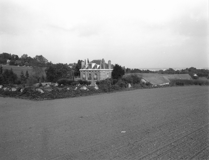 Vue de situation prise de l'ouest.