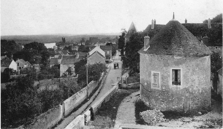 Vue sur la vallée avec le colombier au premier plan.