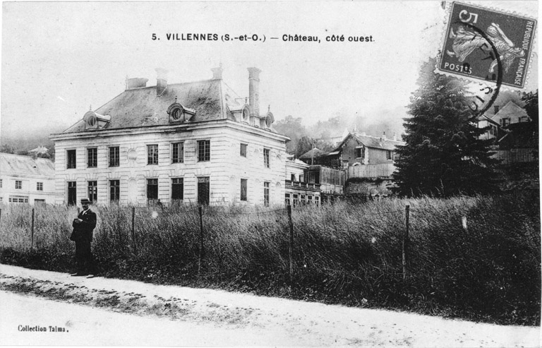 Pavillon antérieur droit du château aménagé dans les communs.