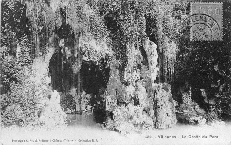 Vue extérieure de la cascade et de la grotte.