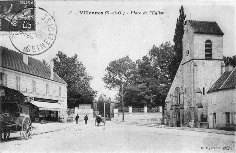 Vue de la place de l'église et de l'entrée du château.