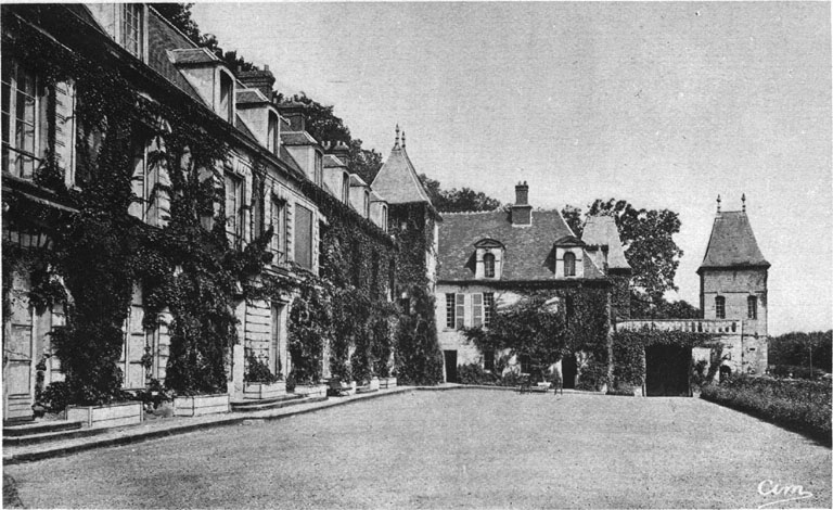 Vue de la cour du château et de l'aile des Gilbert de Voisins.