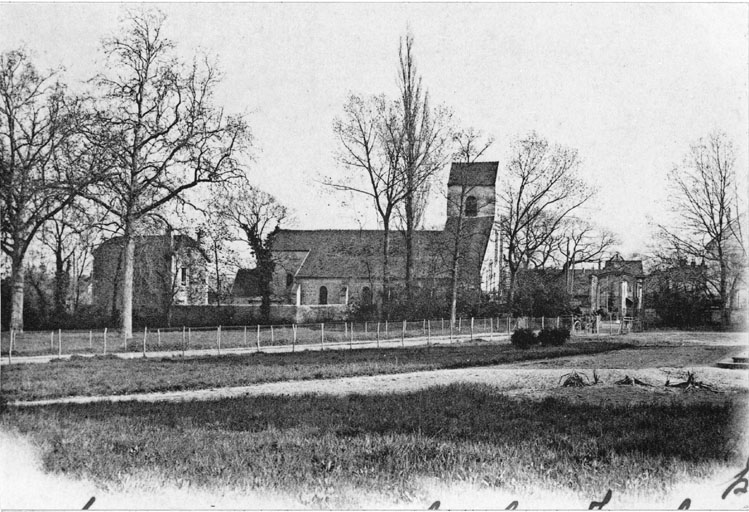 Vue de l'église et du nouveau presbytère prise du parc du château.