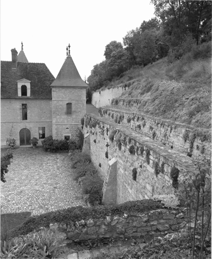 Vue des murs de soutènement du parc.