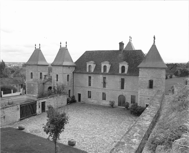 Vue d'ensemble prise du nord : à l'origine, le mur de clôture n'existait pas et le rez-de-chaussée ne comportait pas d'ouvertures.