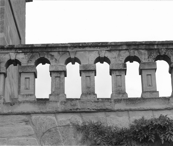 Détail de la balustrade du corps d'entrée.