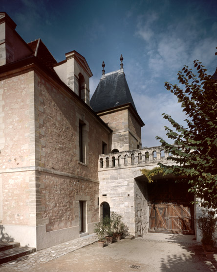 Vue de la face est du château et du revers du corps d'entrée :la balustrade a été ajoutée vers 1635 pour Jean Bourdin.