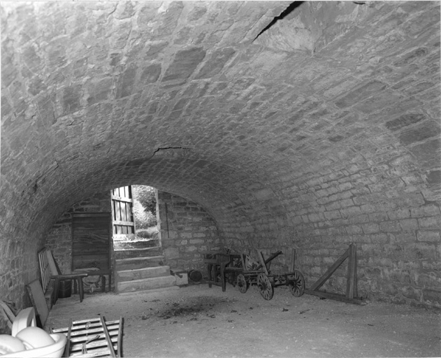 Vue intérieure de la cave située sous la cour de la ferme.