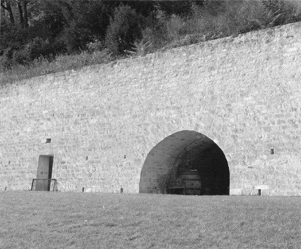 Entrée de caves dans le mur de soutènement du parc.