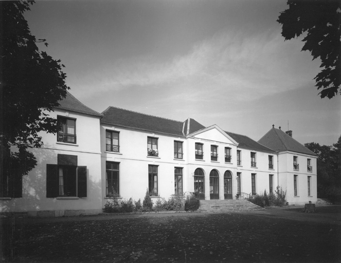 Vue de la façade côté jardin.