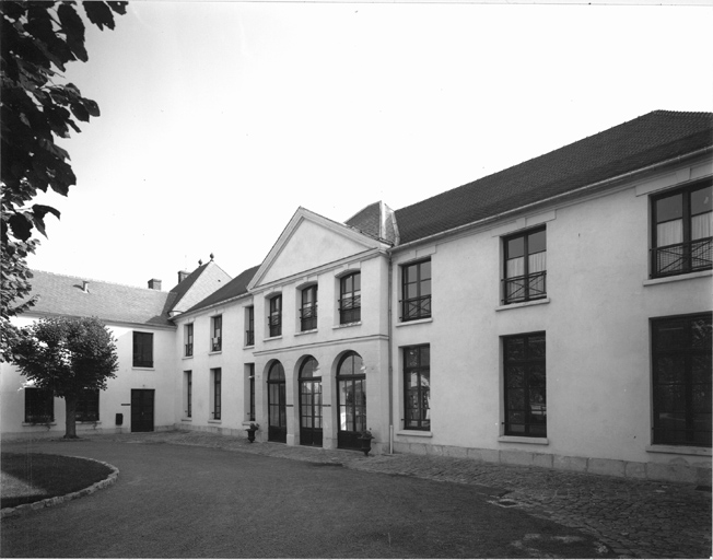 Vue de la façade côté cour.