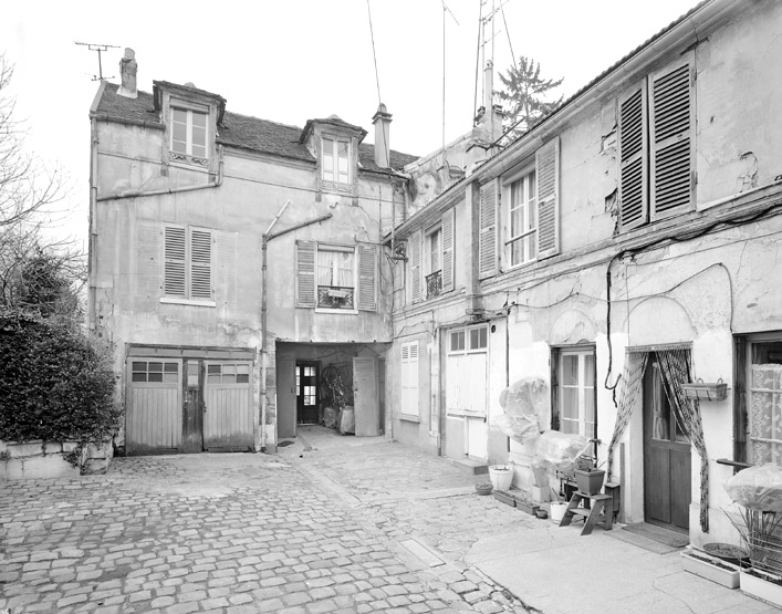 Vue des corps de bâtiments donnant sur la première cour.