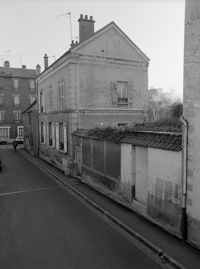 Vue de la nef vers l'entrée principale.