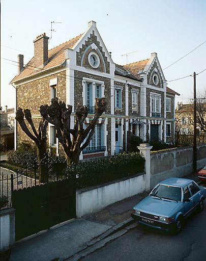 Vue d'ensemble. Le petit corps de bâtiment à l'arrière-plan est postérieur à la première campagne de construction.