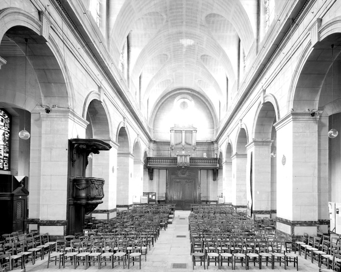 Vue intérieure vers la tribune d'orgue.