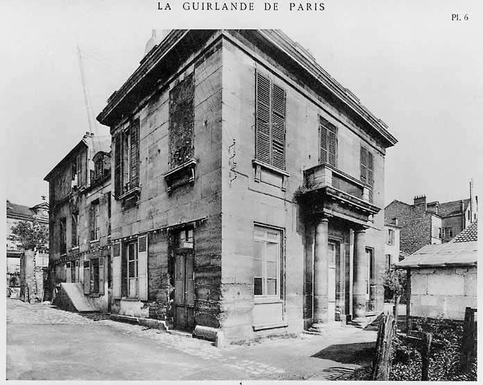 Vue d'ensemble du pavillon subsistant dans la cour.