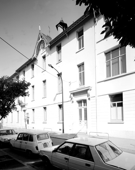 Vue du corps de bâtiment central, rue Armand-Noblet.