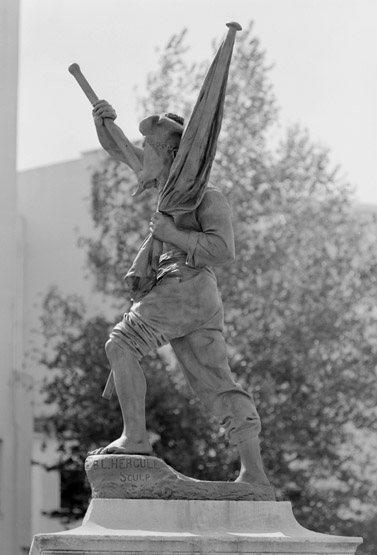 Détail du profil gauche de la sculpture.