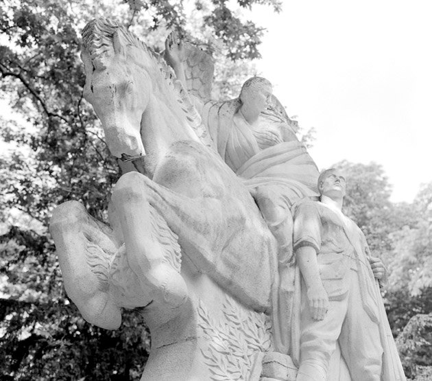 Détail du groupe sculpté relié.