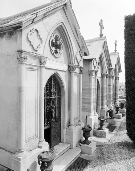 Vue de la chapelle avec à côté, deux autres chapelles identiques abritant les restes des familles Launay-Hautin et Hautin-Delbarre.