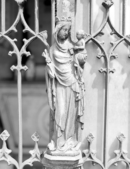 Détail de la Vierge à l'enfant ornant le montant de la porte.