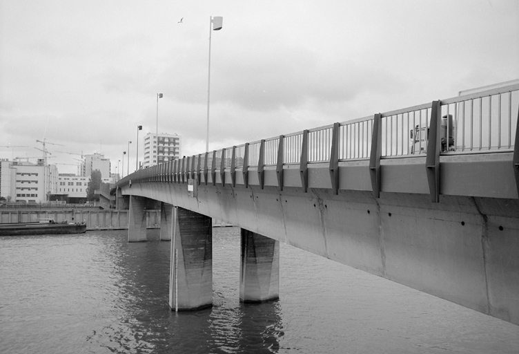 Vue du garde-corps sur pont, vue prise du côté d'Ivry-sur-Seine.