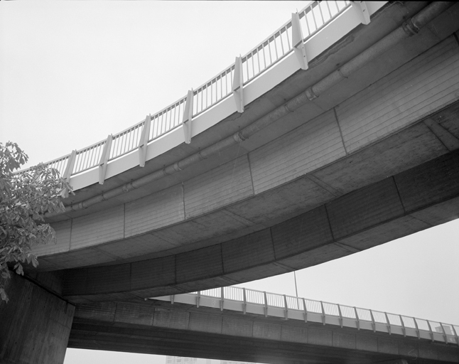 Détail des garde-corps en rive de tablier de pont et de la rampe de sortie, côté Charenton-le-Pont.