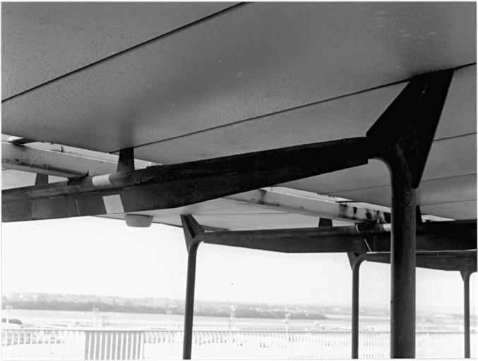 1992, auvent dessiné par Jean Prouvé, la charpente des portiques en tube d'acier porte la toiture en bacs d'aluminium qui repose sur des goussets, 6ème étage.