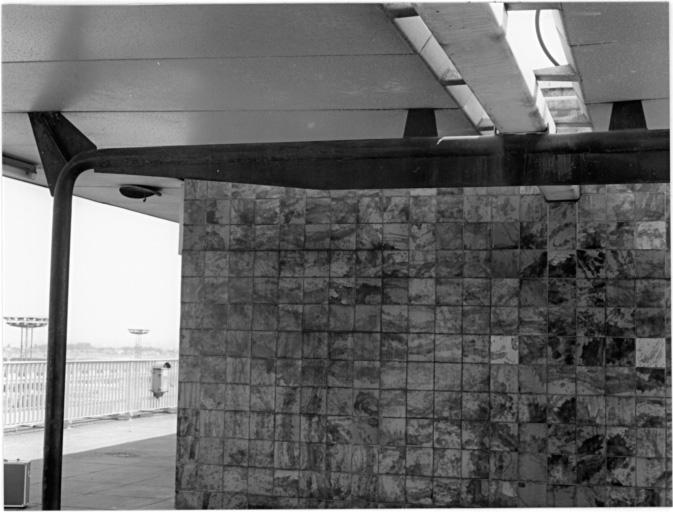 1992, auvent dessiné par Jean Prouvé, la charpente des portiques en tube d'acier porte la toiture en bacs d'aluminium qui repose sur des goussets, décor de carreaux émaillées dessinés par Claude Viseux, 6ème étage.