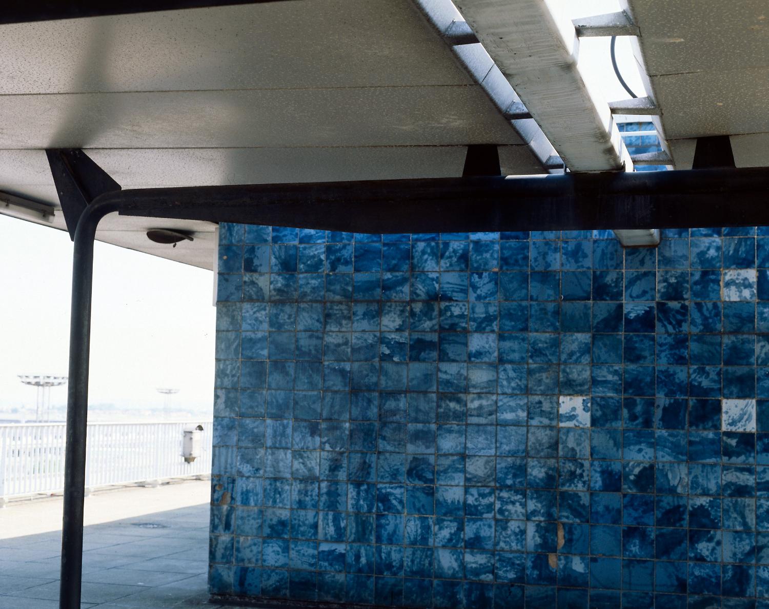 1992, auvent dessiné par Jean Prouvé, la charpente des portiques en tube d'acier porte la toiture en bacs d'aluminium qui repose sur des goussets, décor de carreaux émaillées dessinés par Claude Viseux, 6ème étage.