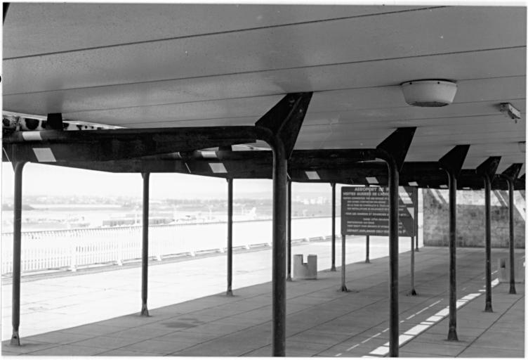 1992, auvent dessiné par Jean Prouvé, la charpente des portiques en tube d'acier porte la toiture en bacs d'aluminium qui repose sur des goussets, 6ème étage.