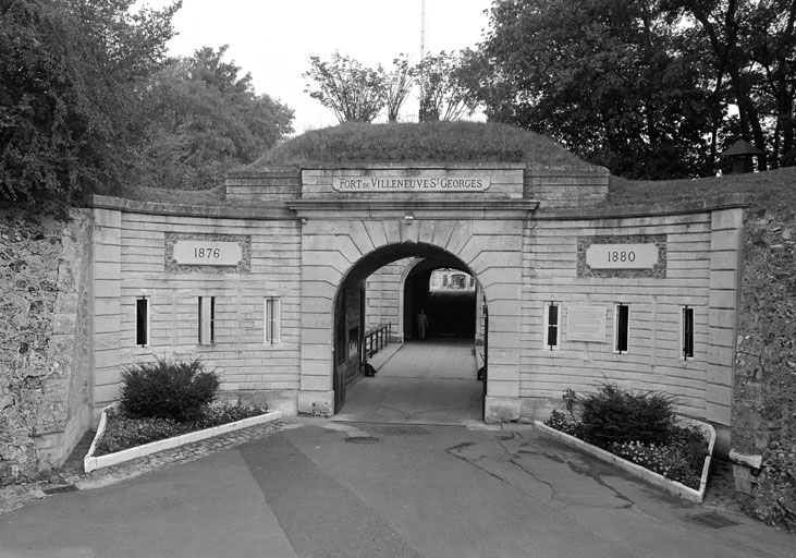 Vue de la façade antérieure du ravelin d'entrée.
