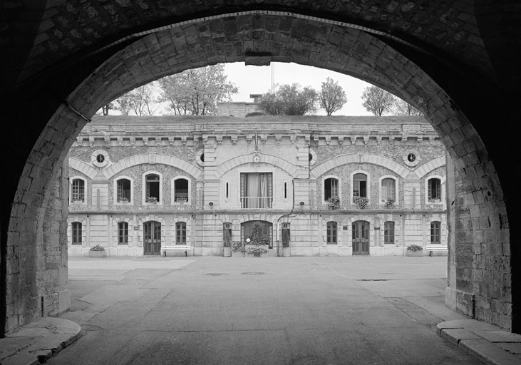 La place d'Armes et la caserne vues de la galerie d'entrée.