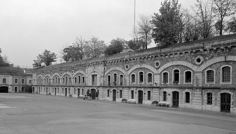 Vue de la place d'Armes et de la caserne.