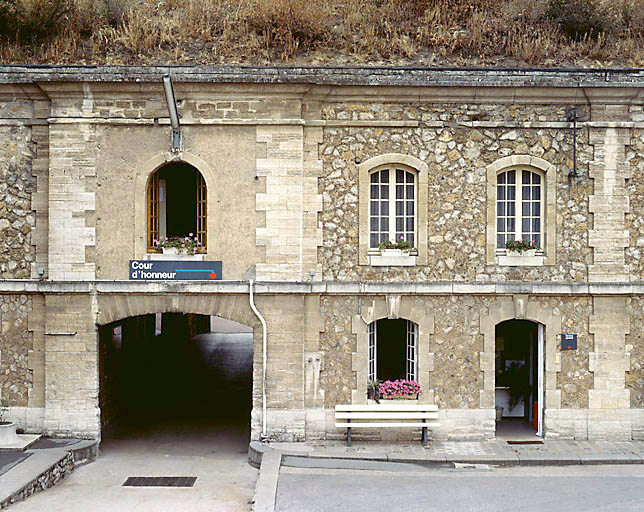 La place d'Armes : détail de l'aile ouest avec passage vers la Cour d'Honneur.