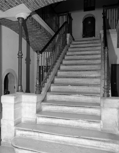 Escalier de l'aile des officiers.