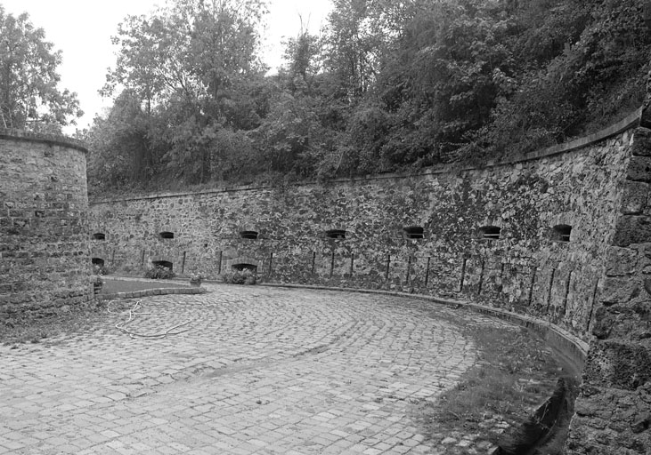Les façades des casemates de la contrescarpe face à la caponnière simple.