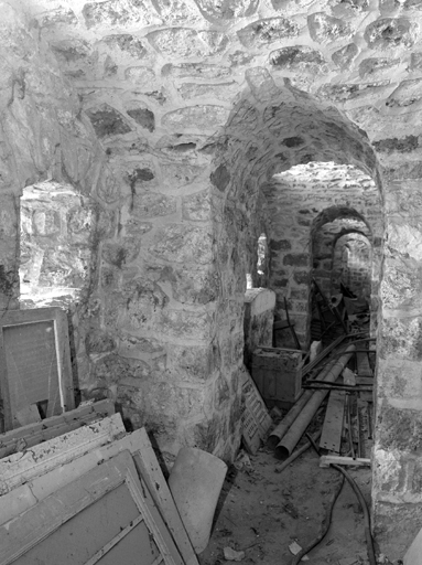 Les casemates de la contrescarpe face à la caponnière simple.